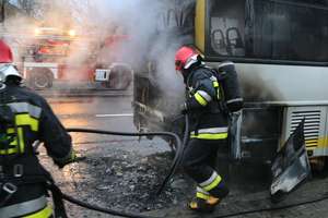 Autokar zapalił się w trakcie jazdy na Wyszyńskiego w Olsztynie