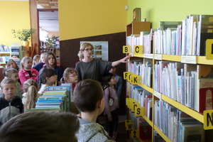 Uczniowie z Zaborowa z wizytą w Gminnej Bibliotece Publicznej w Kozłowie