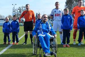 Piłkarze, kibice i działacze Jezioraka Iława zebrali pieniądze na wózek dla chorego kolegi