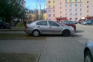 Ja nie zaparkuję? Kolejny popis "mistrza kierownicy" w Olsztynie 