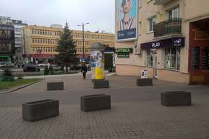 Koniec z parkowaniem na dziko. Donicami zastawili chodnik na Dąbrowszczaków w Olsztynie