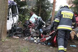 Śmiertelny wypadek pod Olsztynem. Ciężarówka zderzyła się czołowo z osobowym mitsubishi
