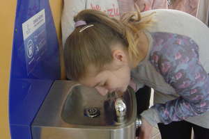 Zdroje wodne w ostródzkiej "Dwójce". Uczniowie piją wodę zamiast słodkich napojów