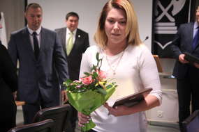 Marzena Karpińska odebrała kwiaty i podziękowanie za swoją obywatelską postawę