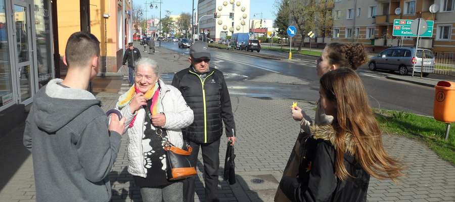 Młodzież z klasy I d w rocznicę powstania na ulicach Braniewa rozdawała papierowe żonkile
