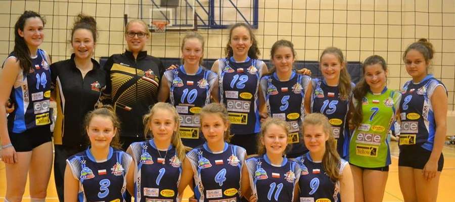 Drużyna młodziczek Zrywu-Volley Iława z trenerką Marzeną Pietroczuk