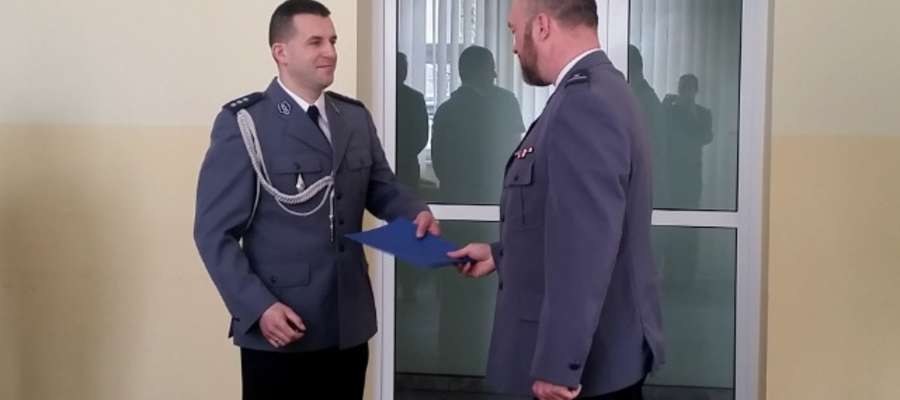 Kom. Rafałowi Żubertowskiemu (z lewej) odbiera nominację od p.o. komendanta iławskiej policji Roberta Mikusika