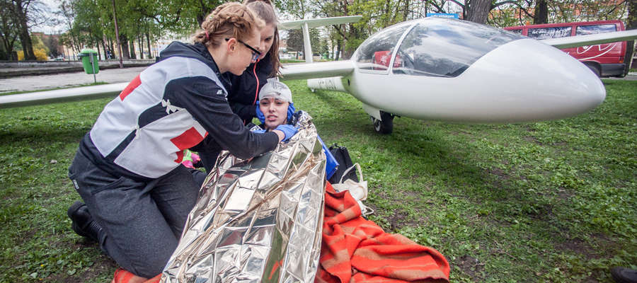 Uczestnicy mistrzostw w niesieniu pierwszej pomocy musieli wykazać się w wielu zadaniach, jedno z nich dotyczyło pozorowanego wypadku lotniczego z udziałem szybowca
