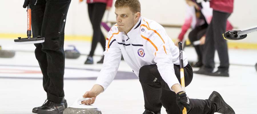 Krzysztof Domin w akcji, czyli — trzymając się curlingowej terminologii — zagrywa kamień