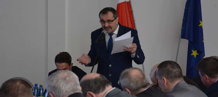 Burmistrz Wacław Olszewski na sesji Rady Miejskiej w Olecku
