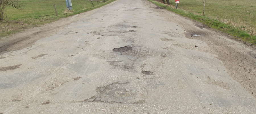 Mieszkańcy Aniołowa domagają się naprawy drogi powiatowej łączącej ich wieś ze starą "siódemką"