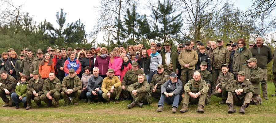 Pamiątkowe zdjęcie uczestników akcji sadzenia lasu