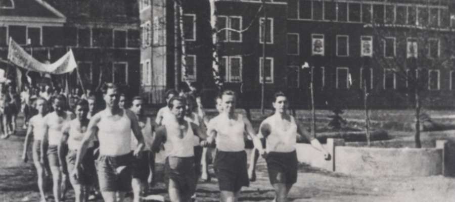 Wymarsz słuchaczy szkoły SW na pochód 1-Majowy (Stefan Czwarnóg, Franciszek Pomykała, Józef Żurkowski, Władysław Maślak). Rok 1953 