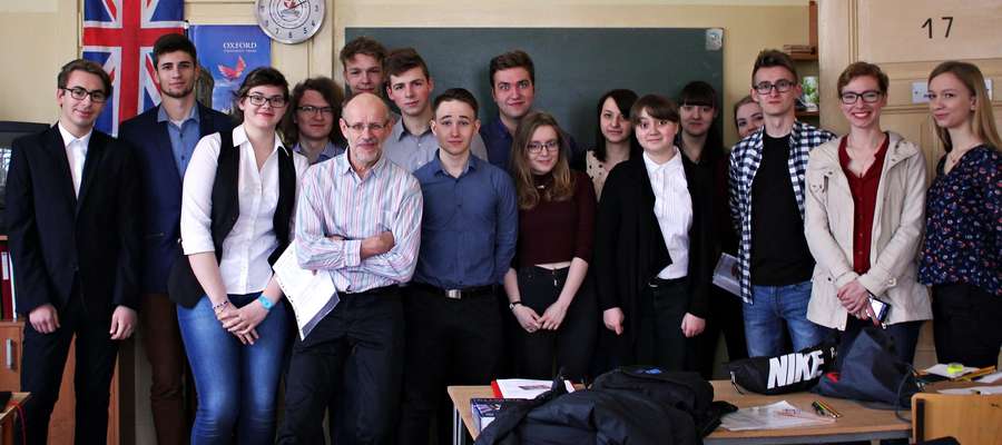 Na zdjęciu tegoroczna grupa uczniów zdająca FCE ze swoimi opiekunami, Elizą Argalską i Stanisławem Kundziczem, tuż przed egzaminem.