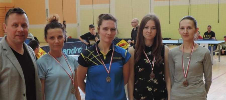 W grupie IV kobiet bardzo dobrze zagrały iławianki. Wygrała Emilia Włodarska (tuż obok Jarosława Piechotki, dyrektora CSiR Susz) a Magdalena Pieńczewska (obok Emilii) zajęła 2. miejsce