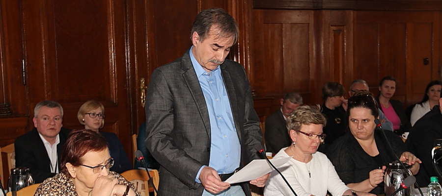 Radny Jacek Łożyński odczytuje wniosek o odwołanie starosty WAcława Strażewicza 