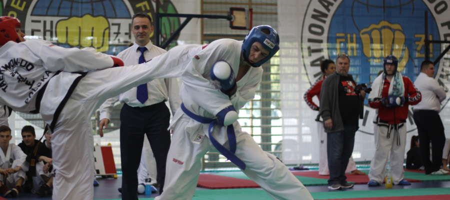 W niebieskim kasku Mateusz Miranowicz (Bartoszycka Szkoła Taekwondo)