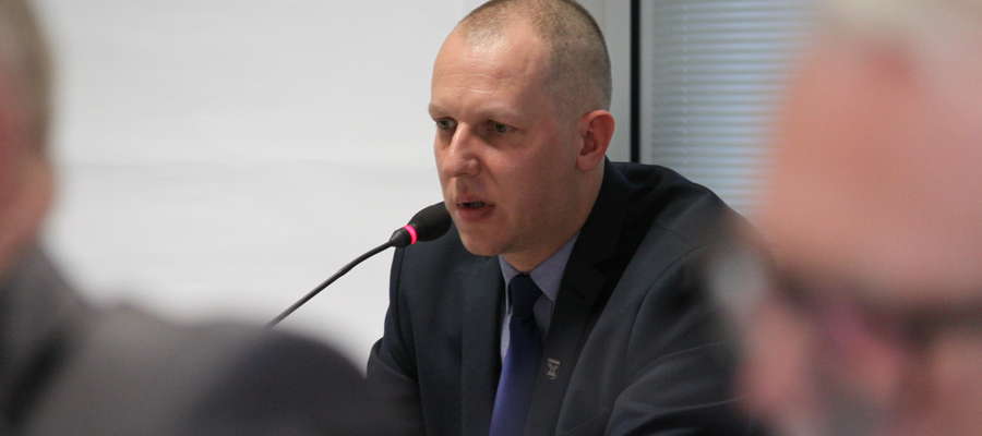 Burmistrz Bartoszyc Piotr Petrykowski przez ponad dwie godziny musiał odpowiadać na pytania i uwagi radnych