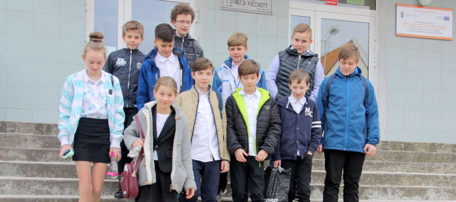 Grupa uczniów Szkoły Podstawowej nr 4 po napisaniu sprawdzianu szóstoklasisty