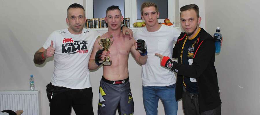 Kamil Zieliński (drugi z lewej) odniósł zwycięstwo podczas 5. Mazurskiej Gali Sportów Walki w Ełku