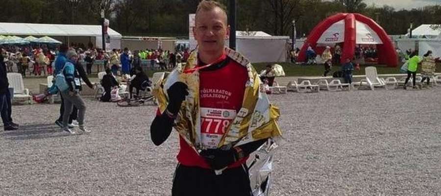 Marcin Ambroziak na mecie Orlen Warsaw Marathon