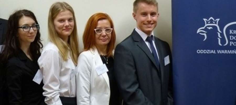 Od lewej: Karolina Lemka, Aleksandra Bludau, Ewa Szulczewska (nauczyciel), Dominik Szlaza