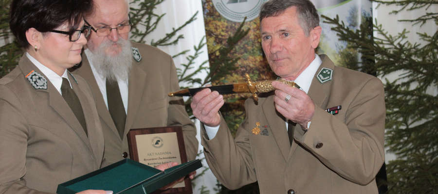 Ryszard Żuchowski został wyróżniony najwyższym leśnym odznaczeniem. Z rąk dyrektor RDLP w Olsztynie Małgorzaty Błyskun otrzymał Kordelas Leśnika Polskiego.