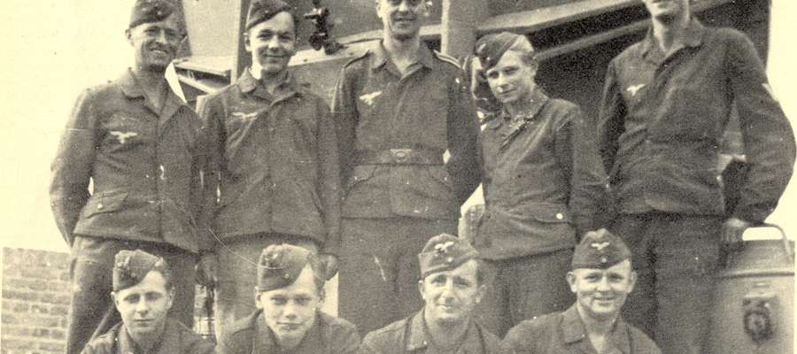 Uczniowie gimnazjum Henryka von Plauena (obecnie Urząd Miejski) na stanowisku obrony przeciwlotniczej w okolicy Bielnika (około 1944)