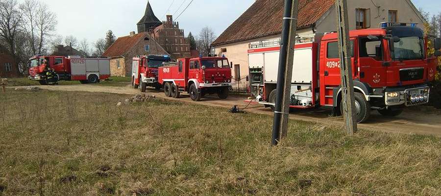Wozy strażackie użyte w akcji gaszenia drewna w piwnicy domu w Sułowie.