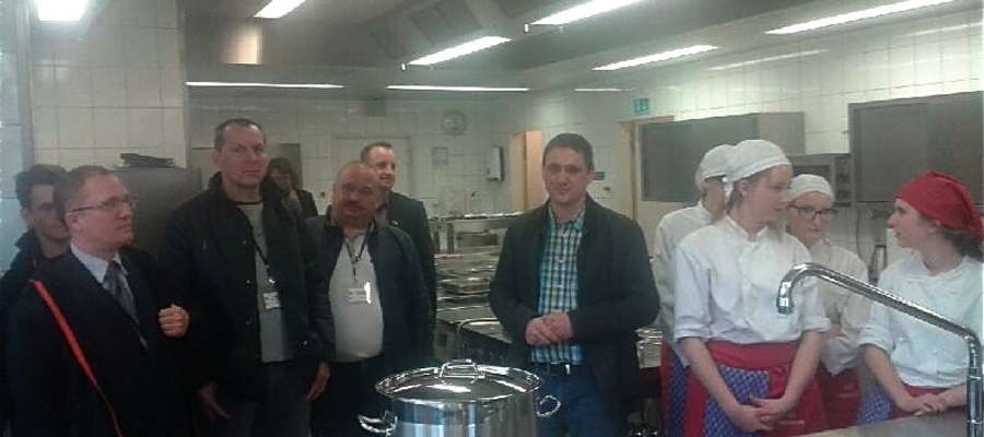 Część delegacji oraz uczennice ZSZ w kuchni niemieckiej szkoły