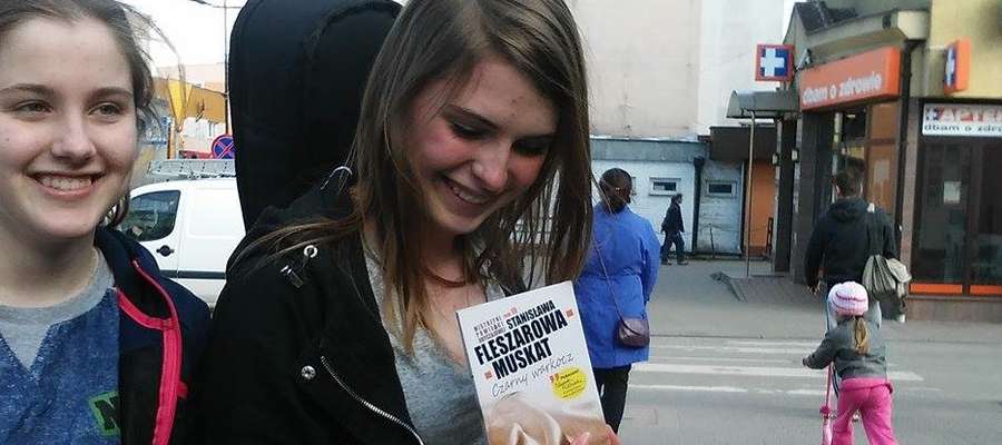 
Członkowie DKK wyszli na ulice i zachęcali mieszkańców do czytania, wręczając ciekawe lektury