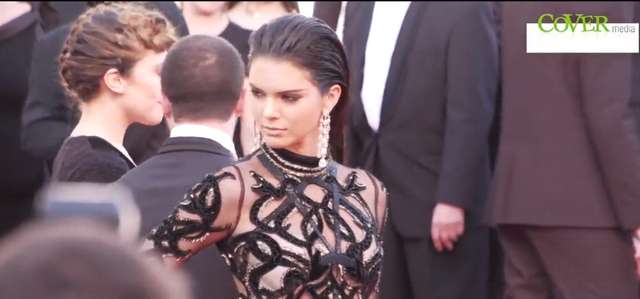 Kendall Jenner w prześwitującej sukni Cavalli w Cannes - full image