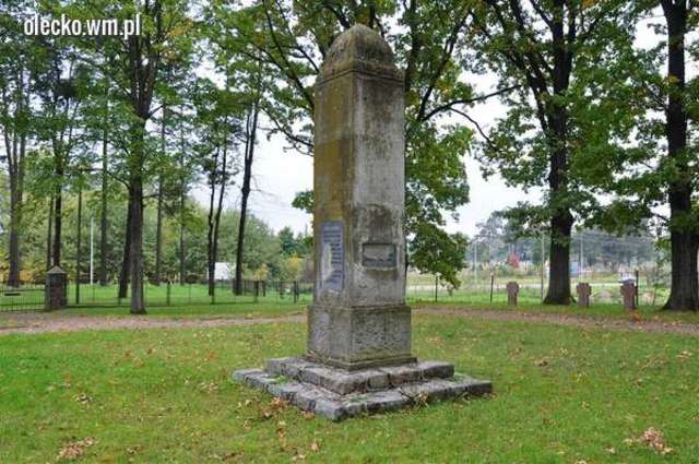 Pomnik poległych mieszkańców wsi w okresie I wojny światowej, który zachował się na cmentarzu wojennym w Kowalach Oleckich.  - full image