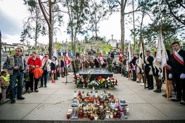 Mauzoleum Matka i Serce Syna na wileńskiej Rossie, uroczystości 80-lecia śmierci Piłsudskiego w roku 2015 - full image