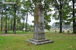 Pomnik poległych mieszkańców wsi w okresie I wojny światowej, który zachował się na cmentarzu wojennym w Kowalach Oleckich. 