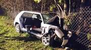 24-latek rozbił samochód na drzewie. Sąd wcześniej zabrał mu prawo jazdy