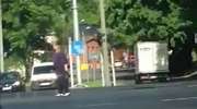 Próbował "poprawić" komunikację w Olsztynie. Stanął na środku i kierował ruchem [FILM]