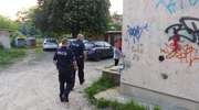 Rzucił się z nożem na policjantów, został postrzelony. Grozi mu do 10 lat więzienia [wracamy do tematu]