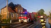 Dach nad głową straciło 12 osób. Jeden ze strażaków został ranny