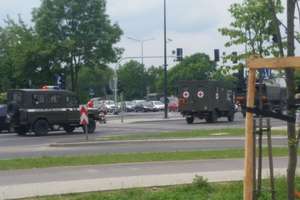 Konwój pojazdów wojskowych przejechał ulicami Olsztyna