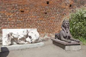 Niezwykłe rzeźby stanęły przed olsztyńskim zamkiem