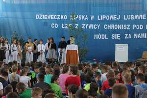 Uczniowie lubawskiej podstawówki w inscenizacji o objawieniu Matki Bożej Lipskiej