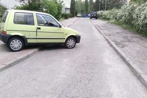 Mistrzowie parkowania w akcji! Fiat zablokował drogę organizatorom Kortowiady