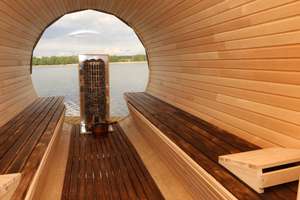 Worliny: fińska sauna na brzegu jeziora