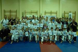 Młodzi karatecy z Iławy w swoim Dojo zapoznawali się z atmosferą dużych turniejów