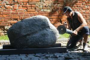 Rzeźbi herb miasta w kamieniu 