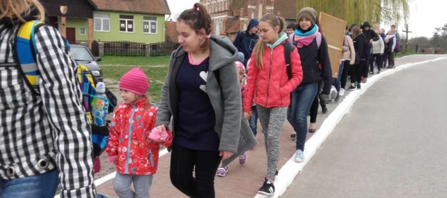 Dzieci z Mołtajn w drodze do kościoła. Za chwilę wezmą udział w mszy odprawionej z okazji 2. rocznicy kanonizacji papieża-Polaka.
