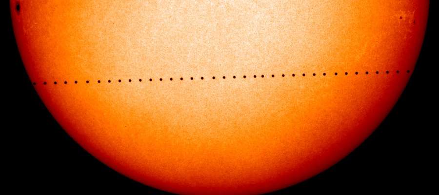 Tranzyt Merkurego na tle Słońca obserwowany z Ziemi w 2006 r.,  Credit: ESA/NASA/SOHO