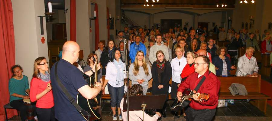 Jednym z elementów działania ewangelizacyjnego jest posługa muzyczna. Na zdjęciu zespół ewangelizacyjny z Warmii śpiewający razem z lokalną wspólnotą. 
