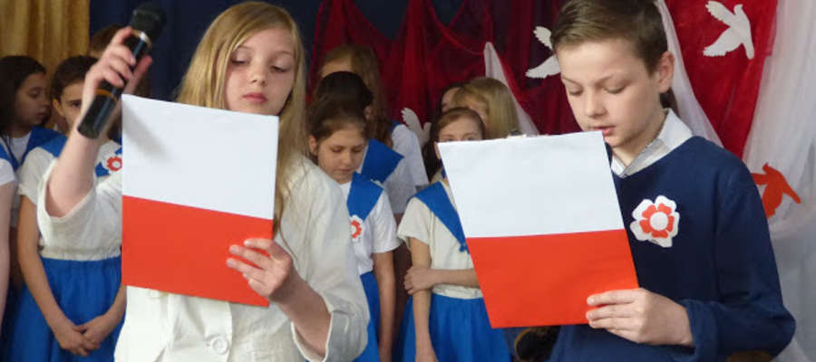 Uczniowie podczas akademii w szkole przy ul. Jagiellońskiej 